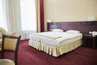Гостевой дом The Bridge Hotel Санкт-Петербург Номер полулюкс улучшенный с 1 двуспальной кроватью-5